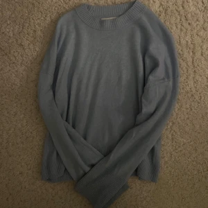 Ljus blå kashmirtröja Abercrombie & Fitch - Sjukt snygg ljus blå tröja i 100% cashmere från Abercrombie & Fitch. Mjuk och inte alls nopprig, sällan använd och i toppen skick. 