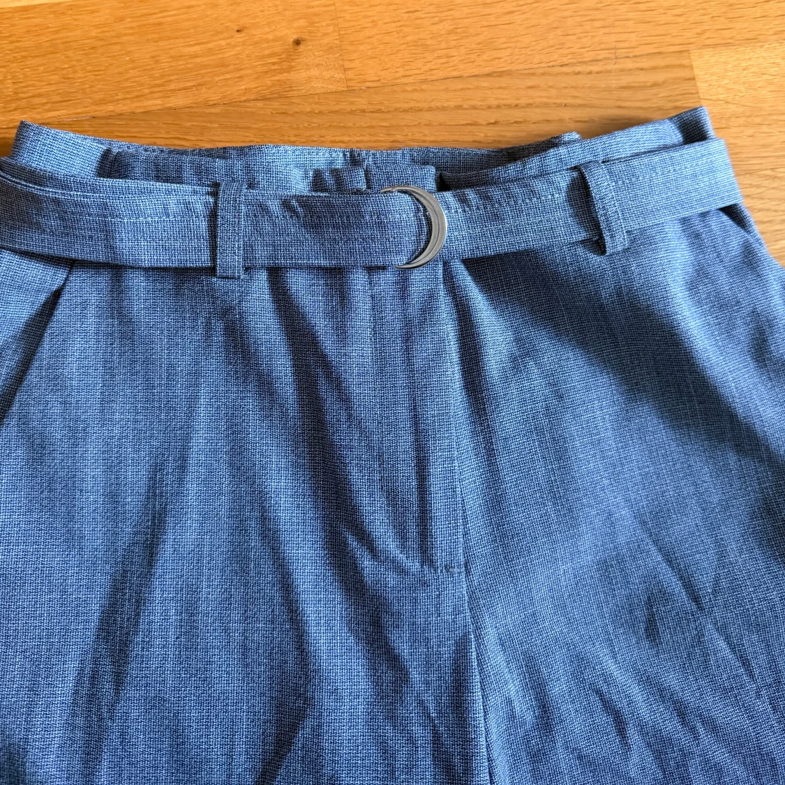 Grå kostymbyxor med bälte - 2