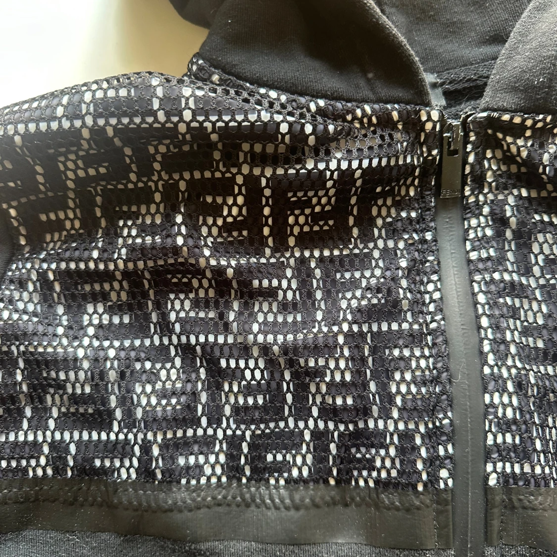 Svart hoodie med mönstrad mesh - 2