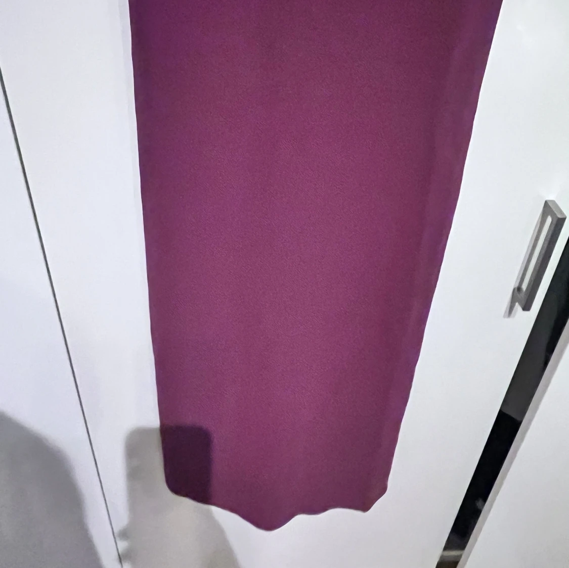 Vinröd långklänning med tunna axelband - 1