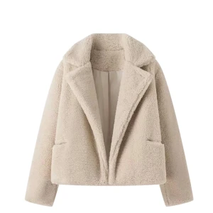 Beige teddyjacka  - Säljer en beige teddyjacka från dressy i modellen ” Sofie”. Superfin och mysig säljs på grund av att den inte kommer till användning. 