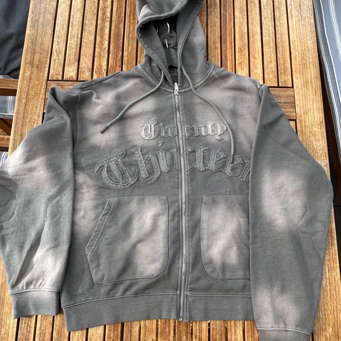 Grå hoodie med broderad text   - 1