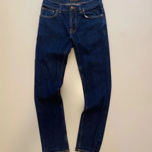 Marinblåa nudie jeans grim Tim - Marinblå Nudie jeans //  Modell grim Tim //  Storlek W32 L32 //  Mycket bra skick //  Skriv vid minsta fråga eller fundering💯🤝