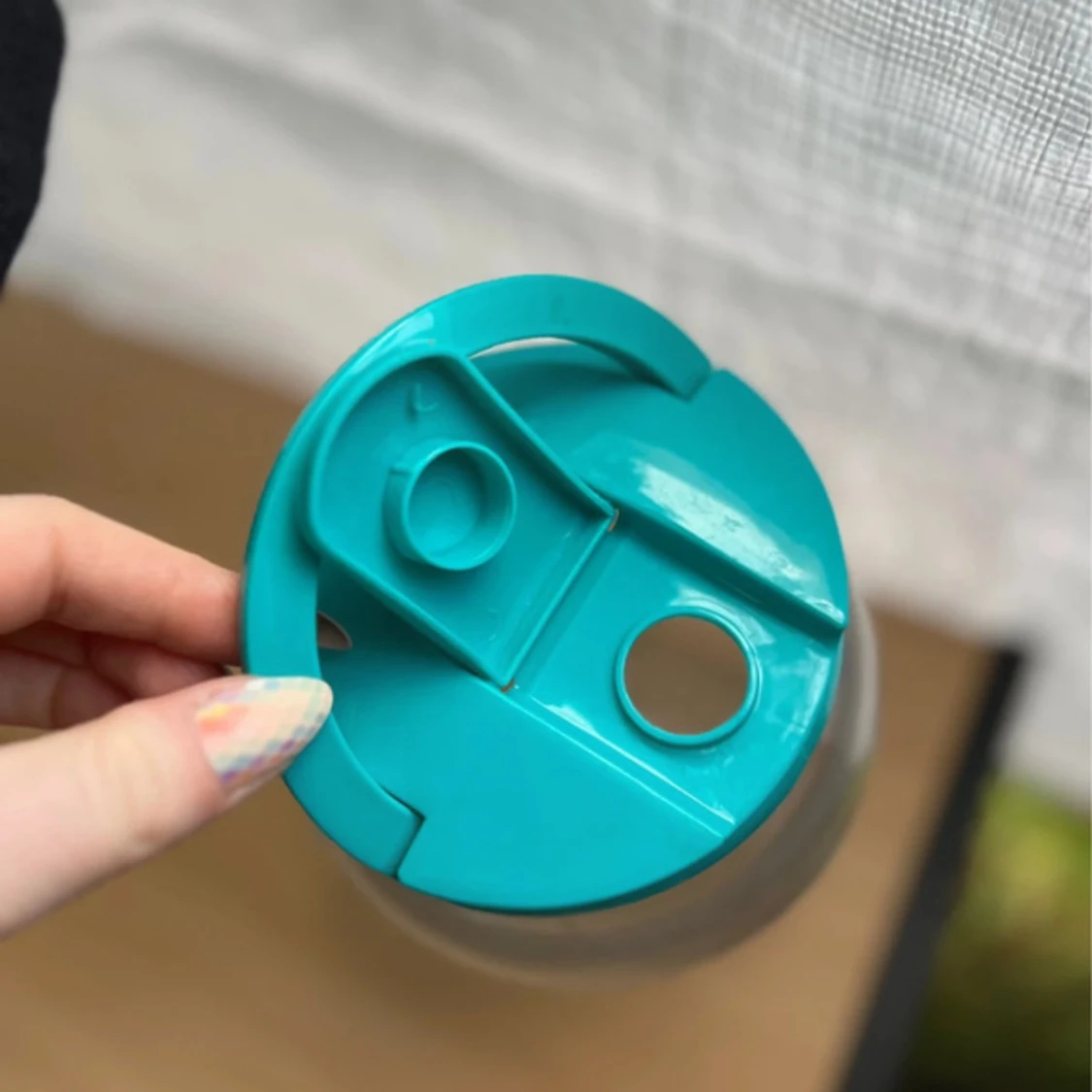 Blommig dryckesbehållare med kran - 1