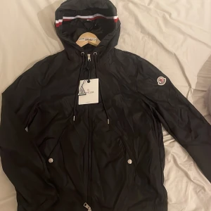 Svart windbreaker  - Helt ny svart windbreaker👍🏻 köpt för 2100 på Plick✅ NFC Skann finns✅ inget kvitto 😕storlek S men den sitter som Xs/S