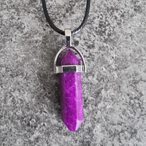 Lila kristallhalsband med svart snöre - Hänge med halsband i läder liknande material samt liten kedjedel. Smyckes storlek: ca 41mm x 13mm  Kedjestorlek: ca 45cm - 50cm Observera att ditt smycke kan skilja sig något från bilderna på grund av naturliga material.🎈Fri frakt❤️