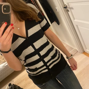 Randig kofta från LC Waikiki - Snygg svart och grå kofta med breda ränder från LC Waikiki. Kortärmad med v-ringning, knappar hela vägen och två små fickor framtill med knappdetalj. 💞💞👌