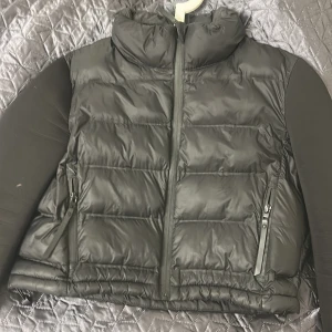 Svart dunväst från Zara - Snygg svart dunväst från Zara med hög krage och två praktiska fickor med dragkedja. Jätte fin använd Max 2 ggr säljer för den inte passar så bra på mig❤️