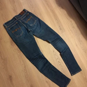 Blåa Nudie Jeans - Blåa Nudie Jeans. Storlek 29/34 - Skick 9/10 Modell - Skinny lin. Nypris ~ 1300. Mitt pris - 439 Hör av dig vid frågor✌🏼