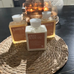 Wash 01 & Hydrate 02 hårvård duo - Säljer Wash 01 schampo och Hydrate 02 balsam från For Some/One. Sulfatfritt, veganskt och parfymfritt, perfekt för känslig hårbotten och lockigt hår. Kommer i snygga fyrkantiga plastflaskor med vita lock och beige etiketter. Passar alla hårtyper, även barn från 3 år.alla 3 för 500 annars kostar en strax över 300