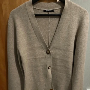 Kofta från GinaTricot - Helt ny kofta från GinaTricot i storlek S aldrig använd. 