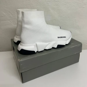 Balenciaga Speed Sneakers  - Hejsan, säljer ett helt nytt par skor aldrig tidigare använda. Storlek 43. Postar alltid inom 24h efter köpet. Skriv gärna om du har fler frågor.