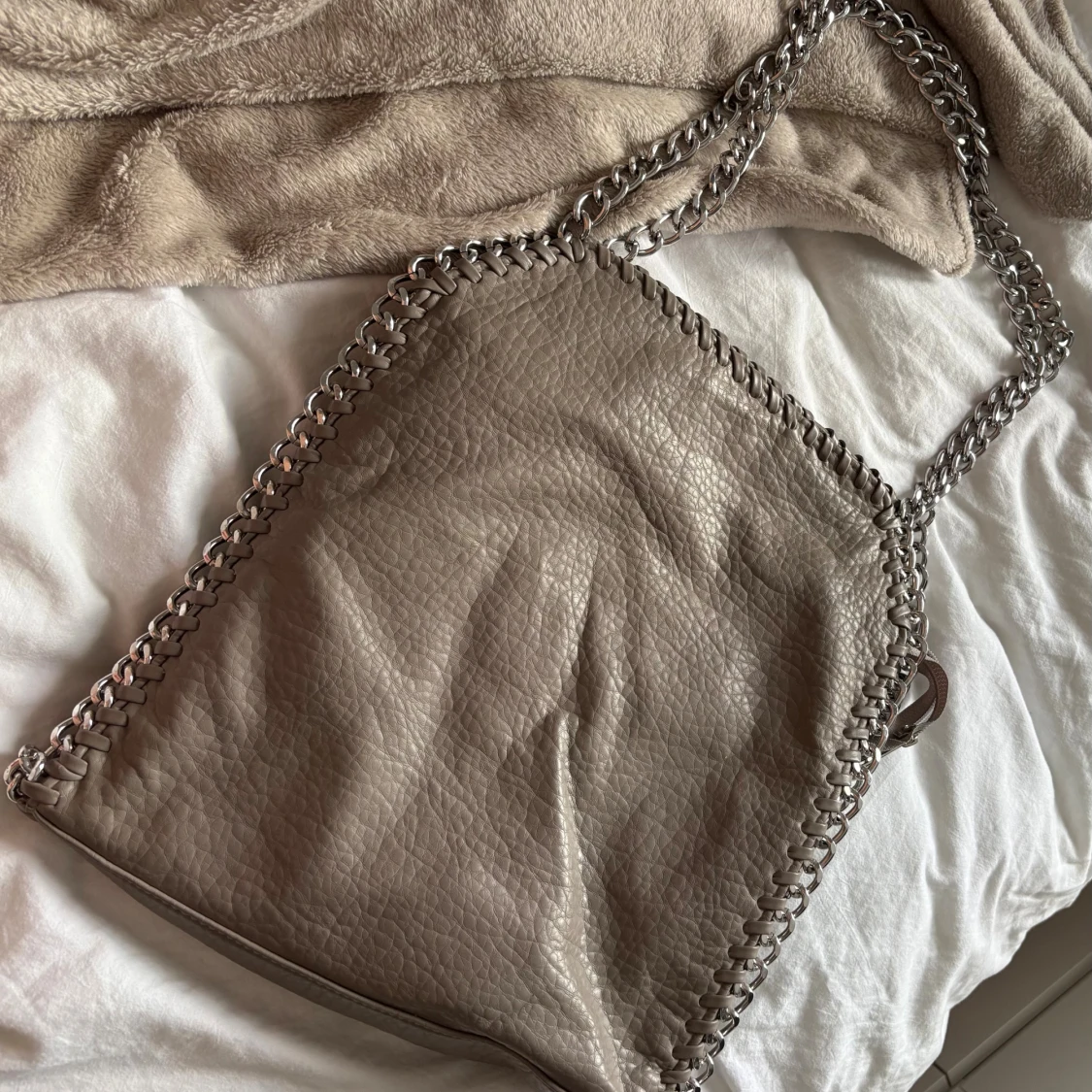 Beige axelväska med kedjedetaljer från TIAMO