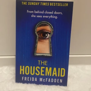 The Housemaid - The housemaid av Freida McFadden. På engelska