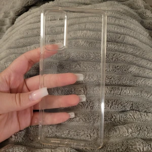 Transparent mobilskal för Samsung Galaxy - Transparent och flexibelt mobilskal som passar Samsung Galaxy s20 FE. Skalet har inga repor eller liknande. Perfekt för att skydda din telefon samtidigt som designen syns.