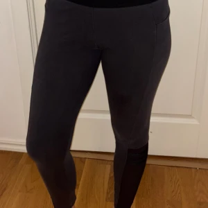 Adidas leggings  - Svarta/mörkgråa leggings från adidas, använda men i bra skick. Bekväma.Storlek M 