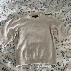 Beige stickad tröja från Vero Moda - Superfin beige stickad tröja från Vero Moda med puffiga trekvartsärmar och ribbade muddar. Observera sista bilden 💕