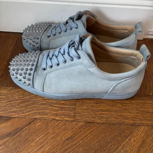 Chritian Louboutin skor  - Hej säljer dessa loubs självklart äkta de är i bra skick alla nitar är kvar de är bara lite smutsiga ej rengjorda de är i storleken 41 köpta här på Plick av garde grich kan garantera äkthet endast skorna ingår skriv om du är intresserad och skicka gärna prisförslag.