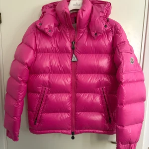 Moncler Maya Rosa - Moncler Maya i unik färg, sällsynt. Storlek 2 passar S/M. Väldigt fint skick. Nypris 18 000 kr