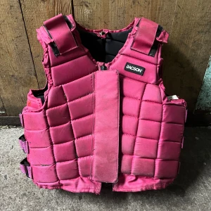 Rosa säkerhetsväst  - Säljer en rosa säkerhetsväst i juniorstorlek M för 8-åringar.