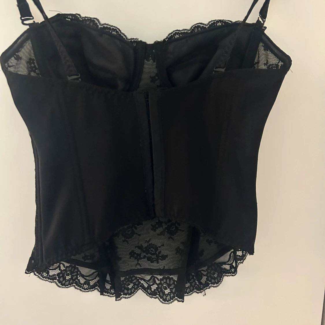 Svart spetskorsett med rosett - 2