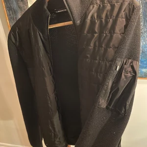 J.Lindberg cardigan - Tja säljer nu denna feta J.Lindberg cardigan utan några synliga defekter! Perfekt nu mot tidig vår och framåt. Nypris 3200kr. Mitt pris 1100! Priset kan diskuteras vid snabb affär! Hör av dig vid frågor/funderingar!