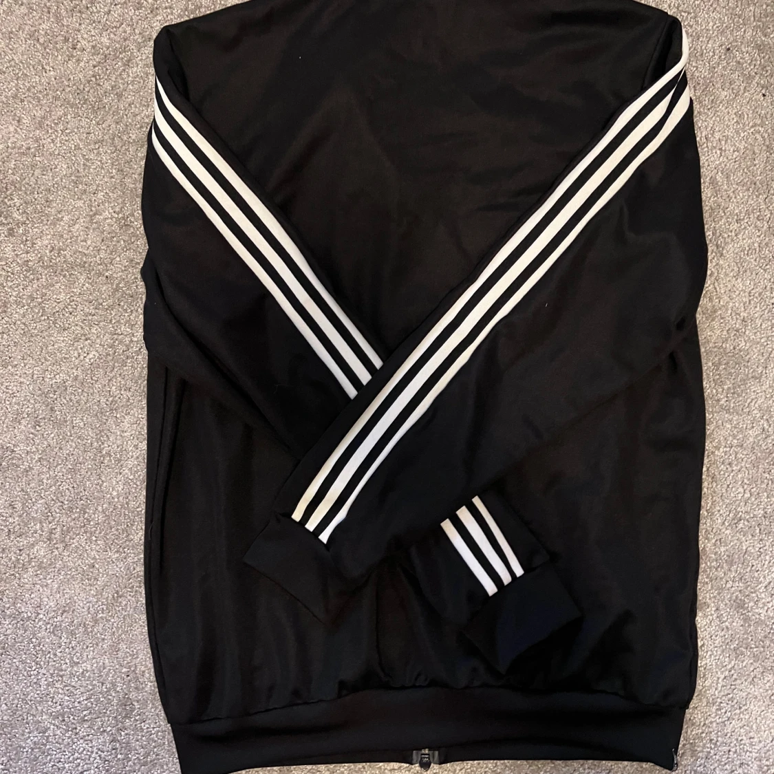 Svart Adidas vindjacka med vita ränder - 2