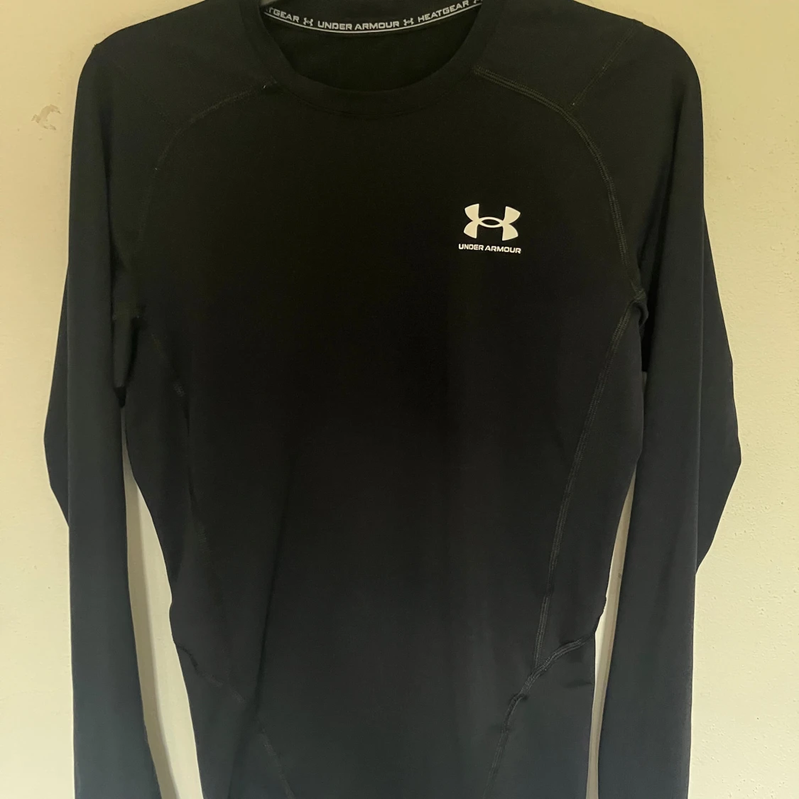 Svart långärmad träningströja UA M