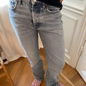 Ljusblå raka jeans från Zara - Säljer ett par ljusblå jeans från Zara med raka ben och klassisk femficksmodell. Jeansen har medel midja, knäppning med knappar och är tillverkade i slitstarkt bomullsjeans. Perfekta för en chill och avslappnad look.