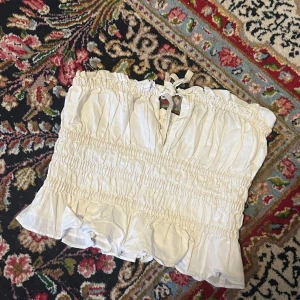 Vit volangig tubtopp från H&M - perfekt till fest, stranden, middag och sommaren! 💕💕🌸