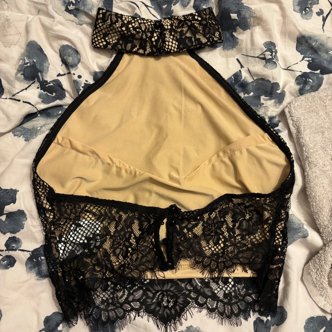 Svart spetsig halterneck topp - 1