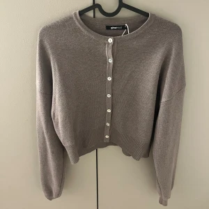 Kofta från gina - Brun kofta från gina, aldrig använd