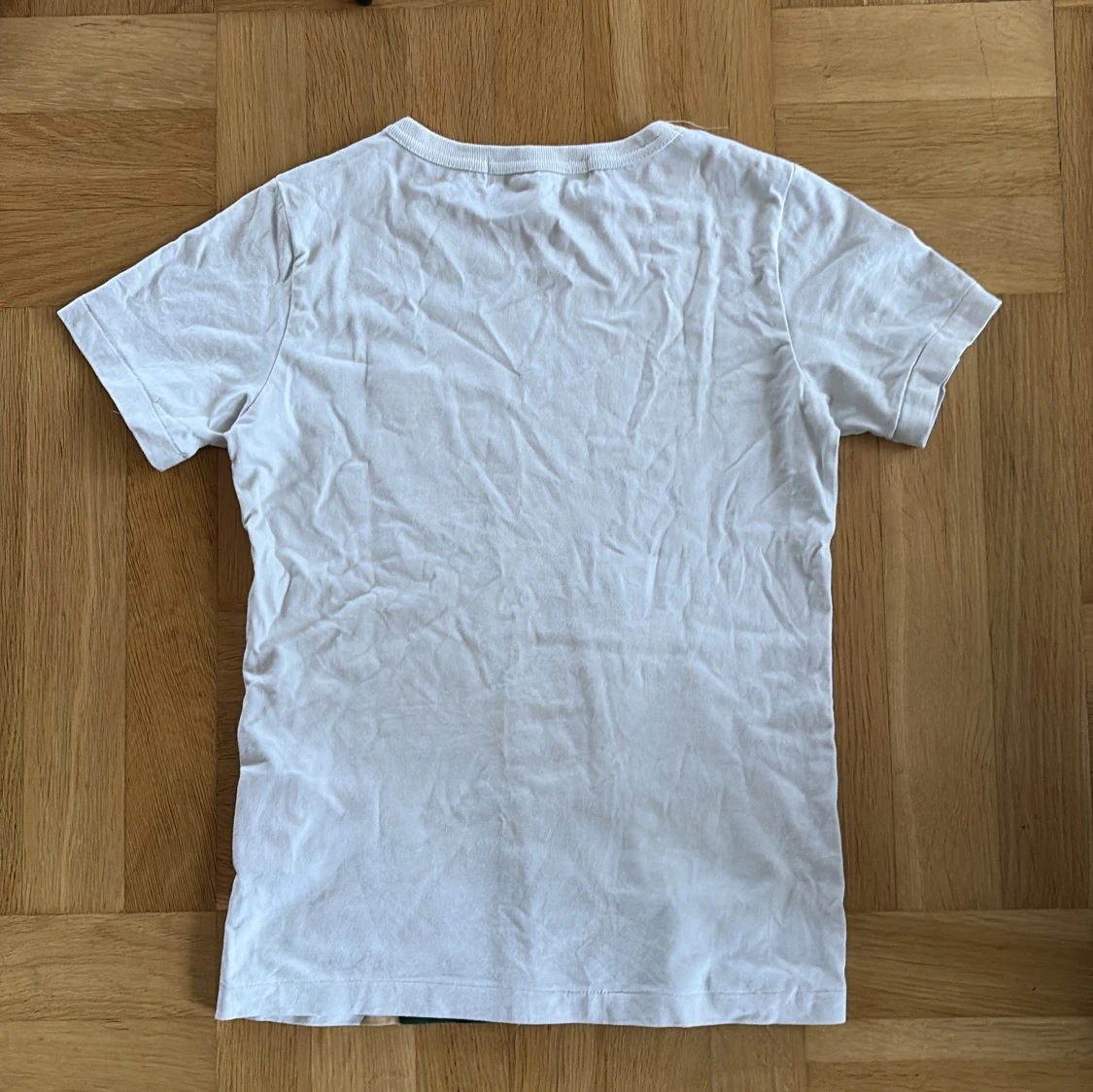 Vit t-shirt från Comme des Garçons Play med camo-detalj - 1
