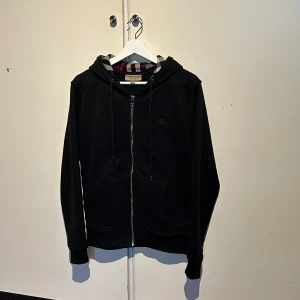 Burbury tröja - Säljer min burbury kofta den är i riktigt bra skick har kvar lappen till tröjan storlek small skriv om ni syftar på något. Priset går att pruta 