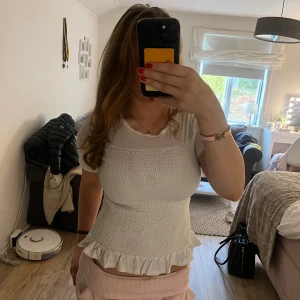 Vit blus med volang Gina Tricot - Säljer en söt vit blus från Gina Tricot i storlek 158/164. Toppen har korta ärmar, en fin volang längst ner. Materialet är mjukt och lätt bomull, perfekt. Enkel och fräsch design som är lätt att matcha med allt.