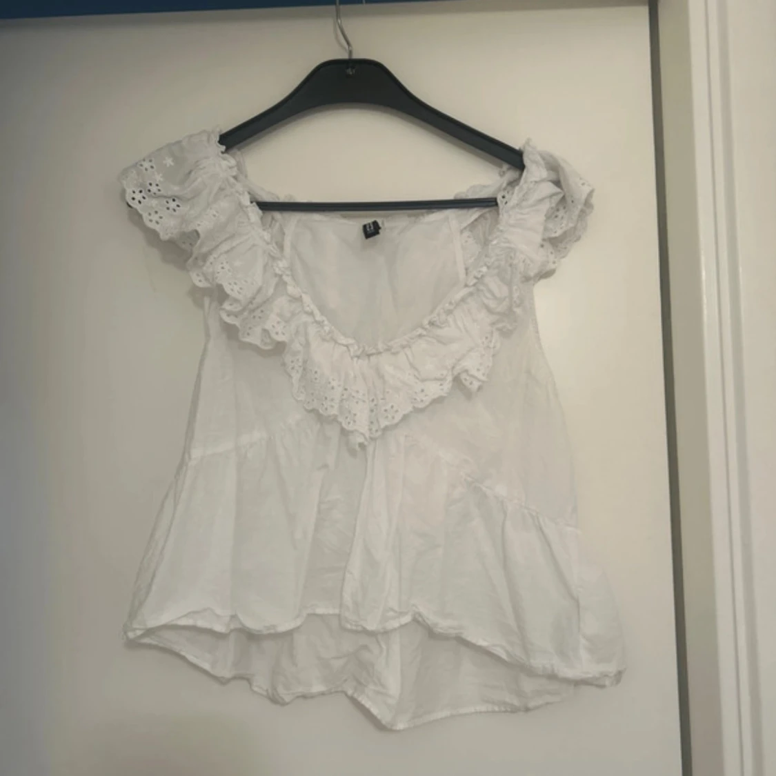 Vit blus med volang från H&M Divided