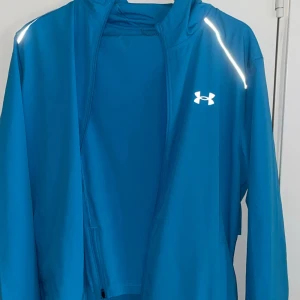 Under Armour Jacka  -  Säljs som tracksuit för 1400 kr, byxor i storlek M och jackan i S. använd en gång