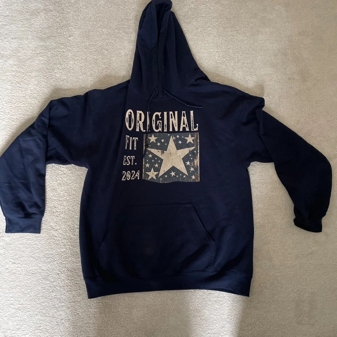 Mörkblå hoodie