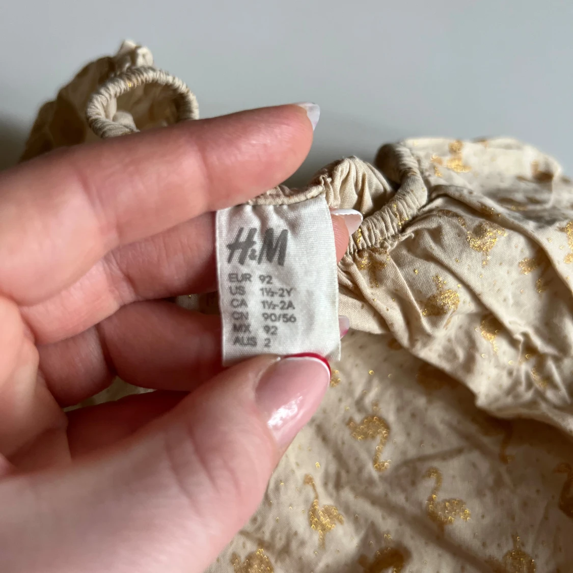 Beige tröja och shorts med guldmönster från H&M - 2