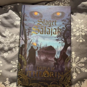 Slaget om Salajak - Följ med till en värld av mörker och is! 'Slaget om Salajak' är första delen i Krönikan om Jarmaland, där äventyr, magi och strider väntar. Perfekt för dig som gillar fantasy, spänning och episka berättelser inspirerade av nordisk mytologi.