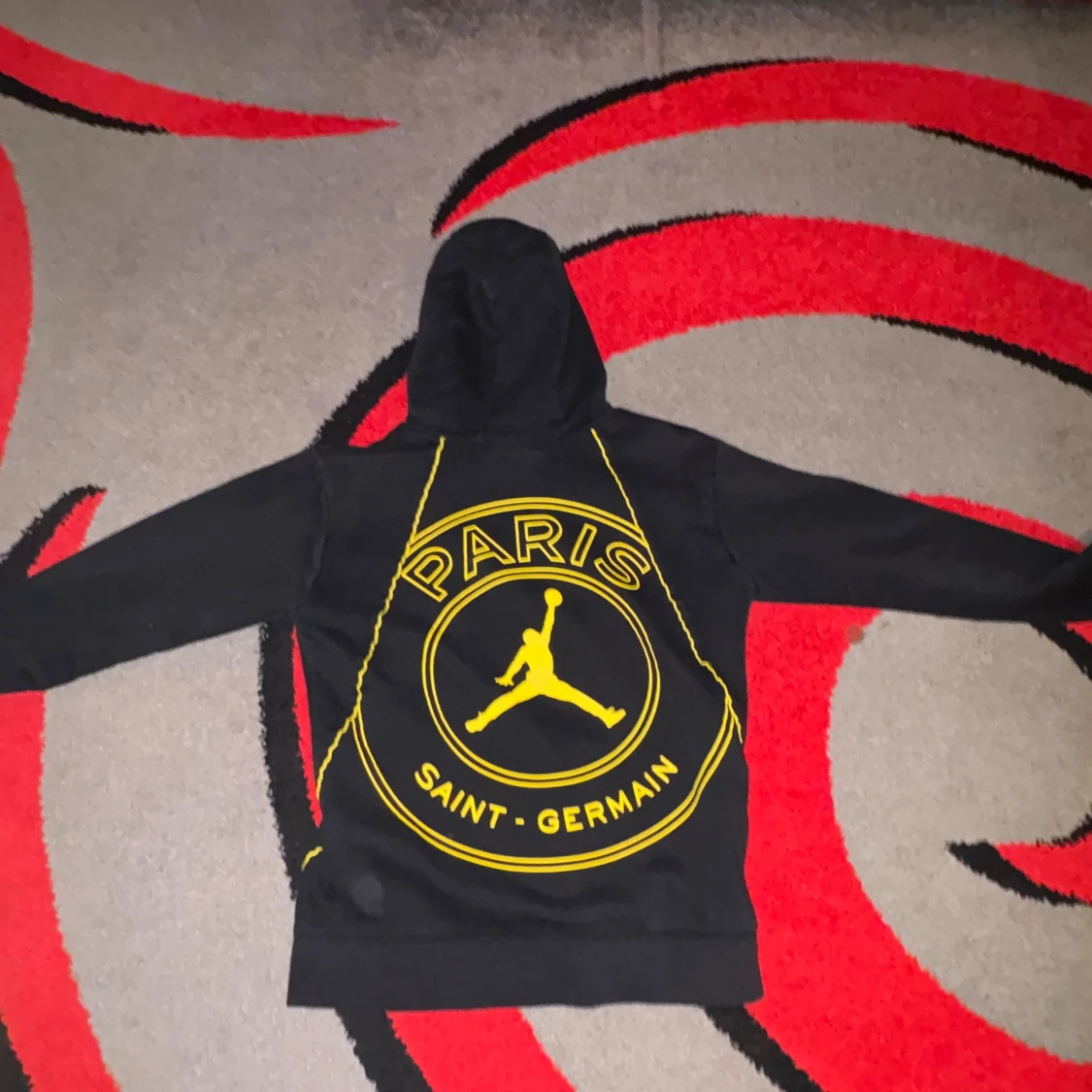 Svart PSG x Jordan hoodie med gul logga