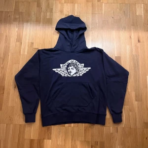 Saint michel hoodie - Säljer tvärfet saint michael hoodie i storlek s. Endast provad på så i nyskick utan täcken på användning. Bara att skriva vid minsta fundering. Priset är inte hugget i sten.