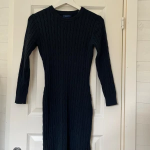 Stickad klänning  - Stickad klänning från Gant, strechigt tyg och figur sydd. 