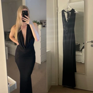 Svart långklänning - Lappen kvar - Oanvänd svart långklänning med djup v-ringning och öppen rygg. Säljer då returtiden gick ut. Nypris 789kr 🪩🖤 Jag har på mig samma klänning men storlek S. 