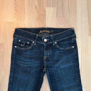 Jacob Cohen mörkblå skinny jeans - Jeansen är storlek 28 alltså förmodligen W : 28 och L : 28 Jeansen är tjej moddel 713 Ställ gärna frågor så svarar jag snabbt 👍👍 lägg gärna pris förslag 🏆 