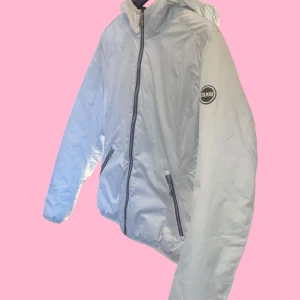 Vit Colmar Windbreaker - Säljer en jättefin jacka från Colmar i storlek 42 vilket är ungefär storlek XS.  Jackan är vit på utsidan och vinröd på insidan. Jackan är i jättefint skick och har knappt tecken på användning. Passar både man och dam! Perfekt nu till vintern! Kolla gärna in mina andra artiklar också! 