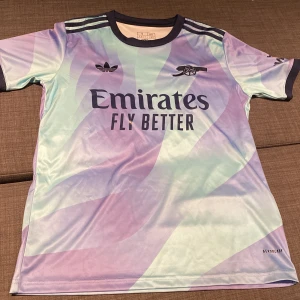 Arsenal fotbollströja  - Säljer denna arsenal fotbollströja från adidas som jag köpte från unisport i våras. Den är knappt använd och har inga defekter. Tveka inte på att höra av dig vid frågor eller om du vill ha fler bilder skickat till dig.