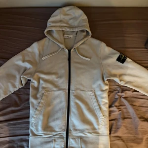 Stone Island hoodie - Hej, säljer nu min Stone Island zip hoodie då den ej kom till användning, det är storlek M men passar också S, den är inköpt 2025-04-19 från ILLUM i Köpenhamn för 2,600 DKK som motsvarar 3,800kr, tags och kvitto finns. Den kommer från den senaste winter collection 2025. Använt den ca 2 gånger så den är som ny.
