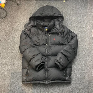 Polo rhalp lauren jacka - En skön jacka nu till vintern som är i bra skick förutom en liten grej under luvan som man inte märker av eftersom den är under luvan. Modellen på bilden är 178 o sitter lite litet