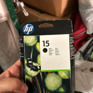 HP 15 Black Ink Cartridge (C6615DE) - Original HP 15 svart bläckpatron, modell C6615DE. Passar flera HP Deskjet, Officejet, Fax och Color Copier-modeller. Oöppnad förpackning, räcker till ca 500 sidor. Perfekt för dig som vill ha pålitliga utskrifter med hög kvalitet.